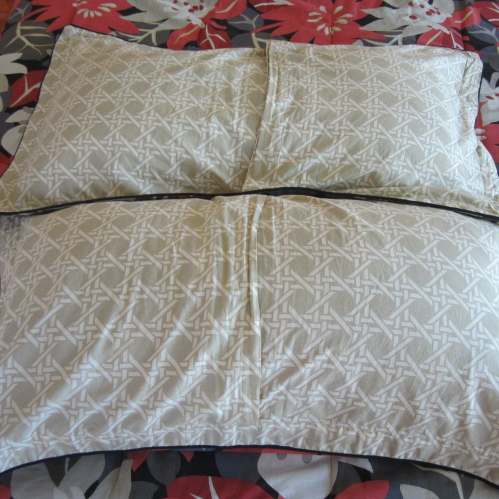 King Size Comforter & 2 shams. Reversible. Floral. - Picture 7 of 7
